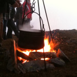 Kessel mit Tee über einem Lagerfeuer am Berggipfel Pitztal