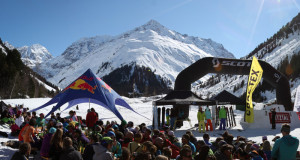 Die Teilnehmer beim Wildface 2012 warten auf die Siegerehrung in Mandarfen / Pitztal