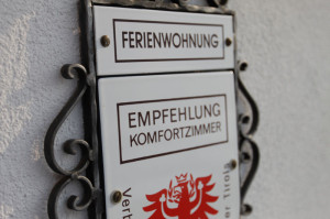 Schild Empfehlung Komfortzimmer Haus Kirschner Pitztal