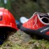 roter Helm und rote Kletterschuhe