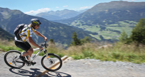 Mit dem Mountainbike talwärts mit Blick Richtung Piller (Pitztal)