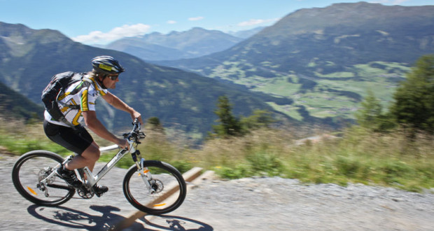 Mit dem Mountainbike talwärts mit Blick Richtung Piller (Pitztal)