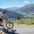 Mit dem Mountainbike talwärts mit Blick Richtung Piller (Pitztal)