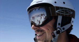 Mann mit Helm und verspiegelter Skibrille
